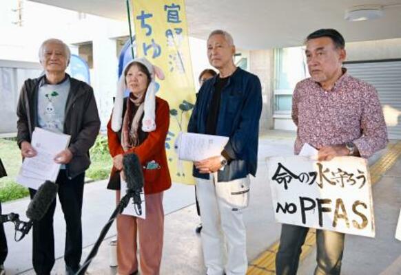 　公害調停の申請却下を受け、記者会見する市民団体代表の町田直美さん（左から２人目）＝２１日午後、沖縄県宜野湾市