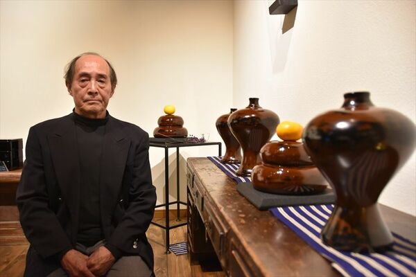 個展を開いている宮原さんと作品