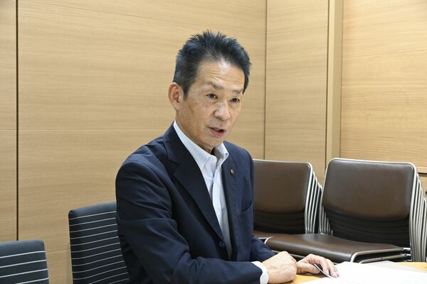 株価の現状や今後の見通しなどを解説する土江執行役員営業本部長＝25日午後、宇都宮市
