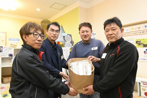 歯ブラシを手に持つ伊藤委員長（右から１人目）と関口理事長（右から２人目）