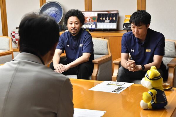佐藤市長（手前）と歓談する藤本社長（右）と田臥主将＝宇都宮市役所