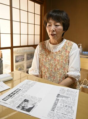 自身が運営する子どもの居場所で報道記事を手元に事件を思い起こす高橋さん。現在は地域の親子を支える活動に注力している＝８月下旬、小山市内