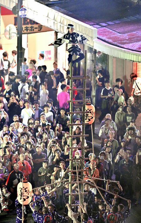 大勢の観客が見守る中、披露されたはしご乗り=3日午後8時25分、宇都宮市宮町、磯真奈美撮影