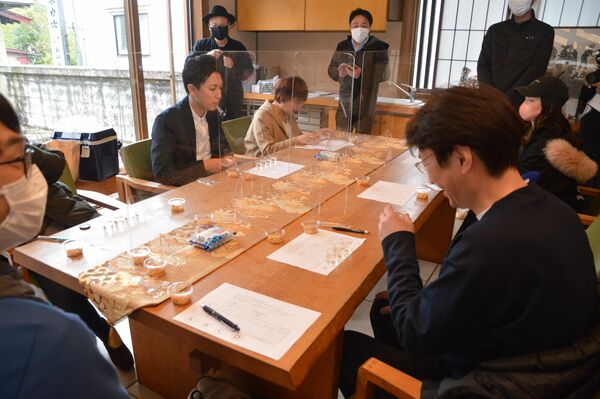しもつかれに合う日本酒をテイスティングするしもつかれブランド会議のメンバーら＝２０２２年４月、那須烏山市