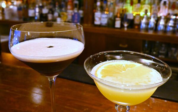 「バー・クラック」で頼んだ甘夏のノンアルコールカクテル（右）とエスプレッソマティーニ