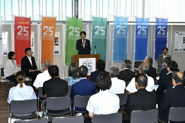 関係者約４０人が２５周年の節目を祝った記念式典＝１５日午前１０時、大田原市佐良土