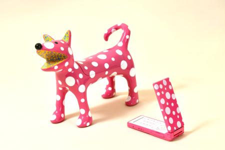 　草間弥生「ｉｉｄａ『Ａｒｔ　Ｅｄｉｔｉｏｎｓ　Ｙａｙｏｉ　Ｋｕｓａｍａ』」より「私の犬のリンリン」（２００９年、マルチプル、町田市立国際版画美術館蔵〈ＫＤＤＩ寄贈〉（Ｃ）ＹＡＹＯＩ　ＫＵＳＡＭＡ）（提供写真）