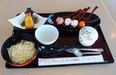 「北海道生まれ和食処とんでん」が提供する嚥下食「やわらかさざんか」=7月、札幌市