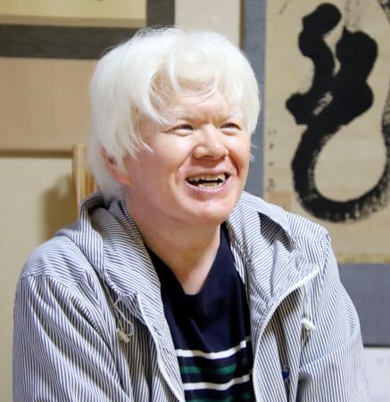 　アルビノの当事者や家族と交流してきた石井更幸さん＝千葉県袖ケ浦市