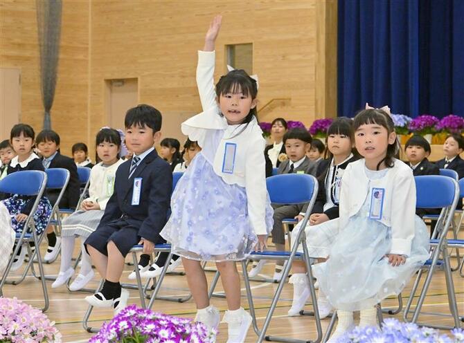 入学式で名前を呼ばれ、元気よく返事をする新入生＝10日午前10時、那須塩原市下永田8丁目、広瀬華撮影（写真は一部加工しています）
