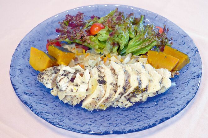 　　　　　 ハーブの風味と野菜のうまみをまとった鶏胸肉は、しっとり軟らか