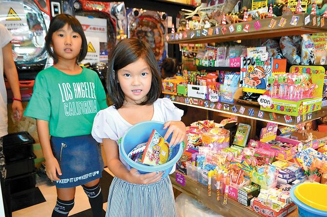 200種類以上の駄菓子と人気の模型が並びます。