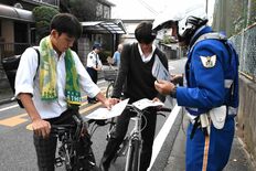 自転車の女子高生重体事故受け、街頭で生徒らに交通安全呼びかけ　宇都宮中…