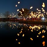 日没後を彩る暖かな光　さくらでLEDランタン250基が大空へ