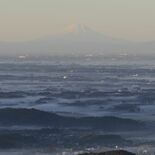 かすみかがる関東平野に富士山　茂木の高峯山からの絶景　地元住民が登山道…