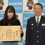歩道橋上で泣くパニック状態の女性…　「ためらったが体が動いた」専門学生…