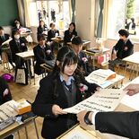 県立高64校で卒業式　別れ惜しみ、学びや巣立つ
