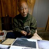 【少尉のいしぶみ】㊦記録　「誰にも言うな」　父が残した写真