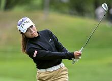 佐久間、６４で８打差独走