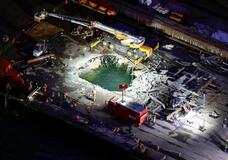 足場崩落、３人重体１人不明