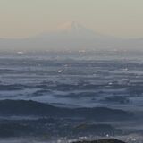 かすみかがる関東平野に富士山　茂木の高峯山からの絶景　地元住民が登山道整備