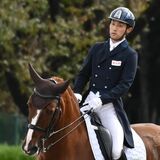 鈴木、五輪選手抑え快挙　自由演技馬場馬術　本県史上初Ｖ　人馬の絆で課題軽快に