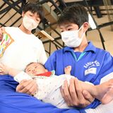 中学生が赤ちゃんとふれあい　親のストレス緩和にも効果か　鹿沼
