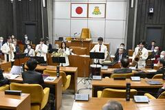 討論前に癒やし 議場コンサート