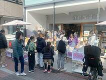 書店軒先で「本の産直市」