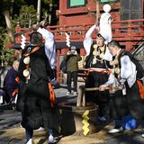 “ついてる”年になりますように　山伏が正月用の餅つき　日光山輪王寺で「御供加持」