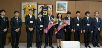 福田知事夫妻へカーネーション