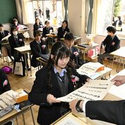 県立高64校で卒業式　別れ惜しみ、学びや巣立つ
