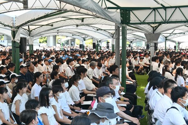 全国各地から平和記念式典に参列した中学生たち＝６日午前、広島市中区