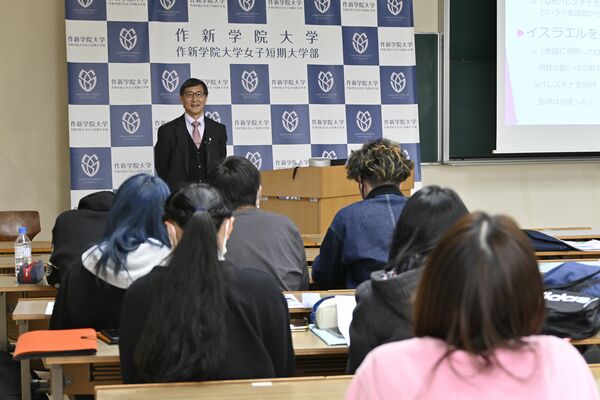 学生を前に講演する若菜社長＝28日正午、作新学院大