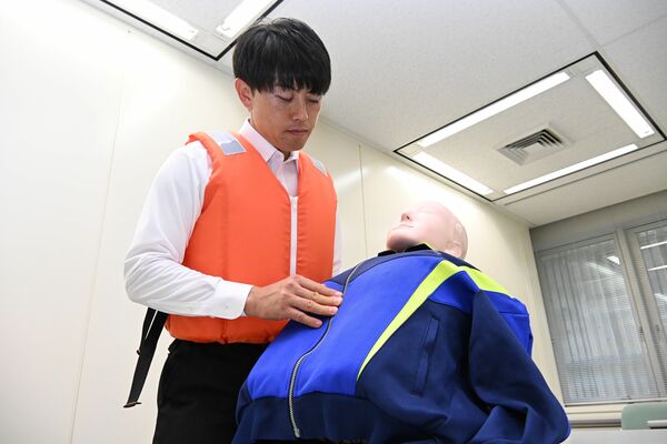 蘇生措置を実演する高橋警部補＝17日午後、県警本部