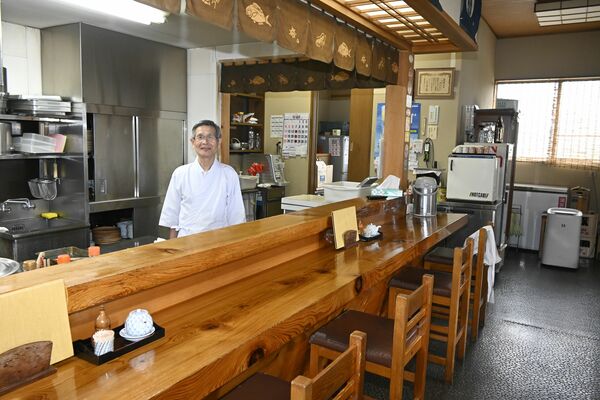 厨房に立つ島崎さん