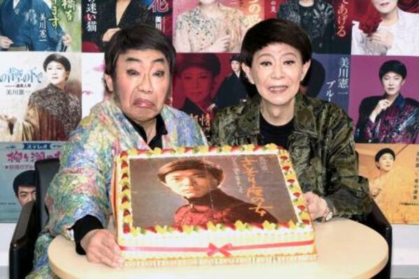 イベントに登場した美川憲一(右)とコロッケ=東京都港区