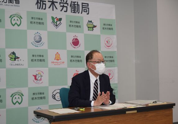３月末時点の高校生の就職内定率などを説明する奥村局長＝２８日午前、県庁