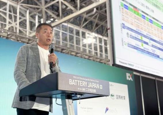 　講演するパナソニックエナジーの渡辺庄一郎副社長＝１８日午後、千葉市