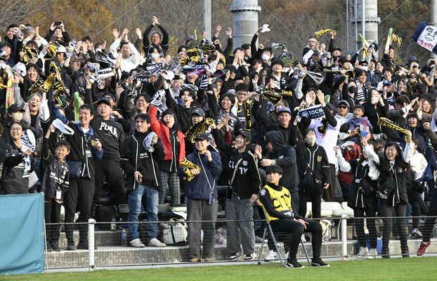後半11分、栃木シティが先制し、熱狂するサポーターたち＝23日午後、シティフットボールステーション、森田大地撮影