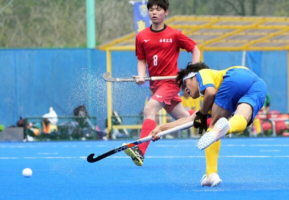 第３クオーター２分、今市のＦＷ菊池がシュートを放つ＝今市青少年スポーツセンターホッケー場