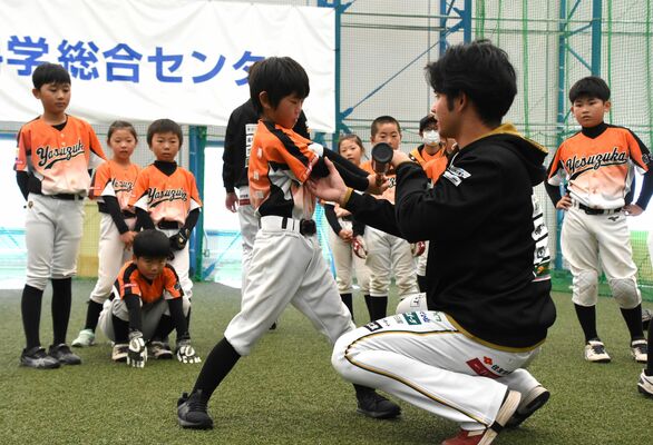 栃木ＧＢ選手から打撃フォームを教わる小学生ら