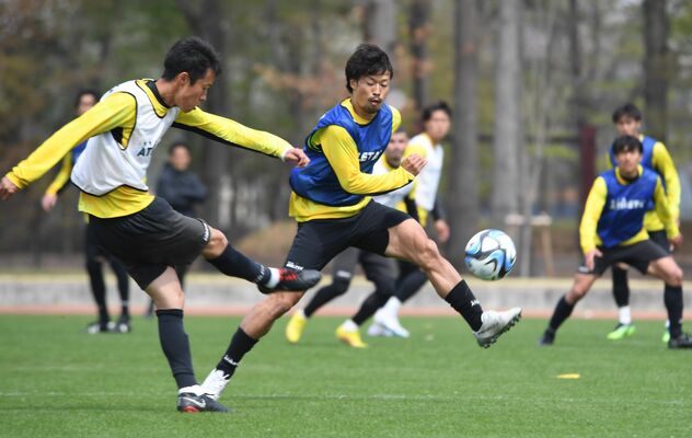 練習に汗を流す栃木ＳＣの選手＝さくらスタジアム