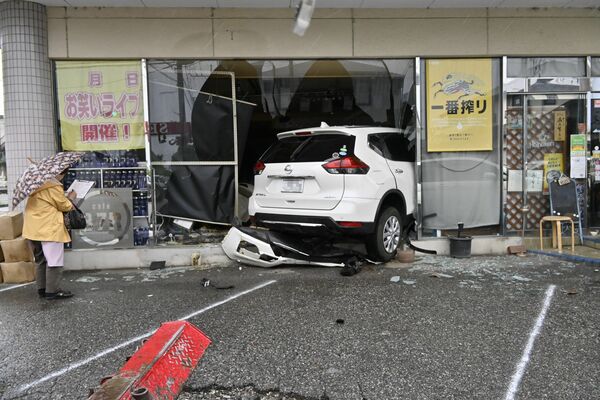 乗用車が突っ込んだスポーツカフェ＝27日午前11時30分、宇都宮市春日町（画像は一部加工しています）