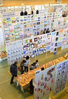 会場いっぱいに並ぶ児童生徒らの力作