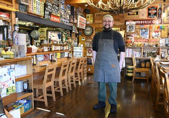 アメリカ雑貨に囲まれた店内に立つ金井さん