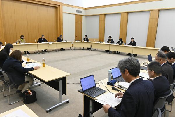 次期県教育振興基本計画の策定に向けて開かれた懇談会の初会合＝３日午前、県庁