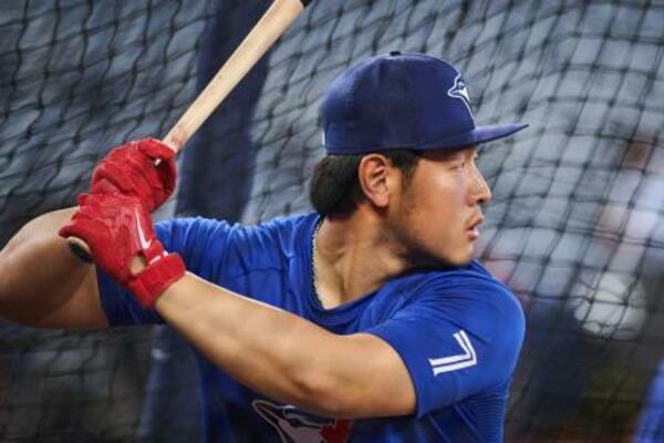 開幕戦を翌日に控え打撃練習をするブルージェイズ・岡本=26日、トロント(カナディアンプレス提供・AP=共同)