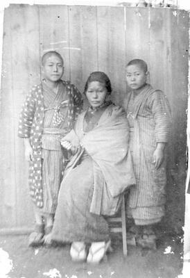 南押原高等小学校時代の省三（左）と、母親はま、弟芳男＝１９０２年２月（鹿沼市教委提供）