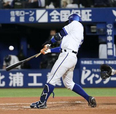 6回DeNA無死二、三塁、松尾がバットを折られながら右前に勝ち越し2点打を放つ=横浜